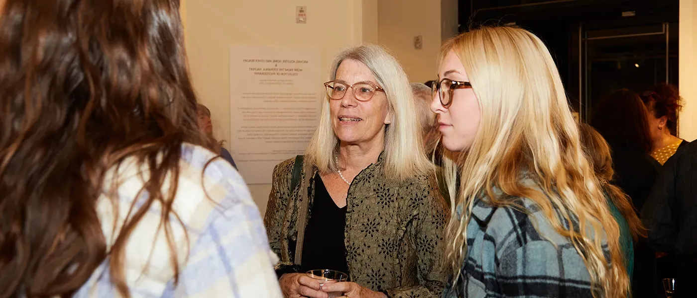 CGH Course Students talking with the speaker at the reception before the lecture